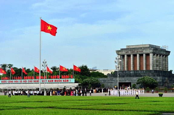 Hơn 45 nghìn lượt khách viếng Lăng Chủ tịch Hồ Chí Minh dịp lễ 30-4 và 1-5. Ảnh: vtv.vn.